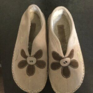 Ladies leather slipper size 7M applique flower and embroidery on side